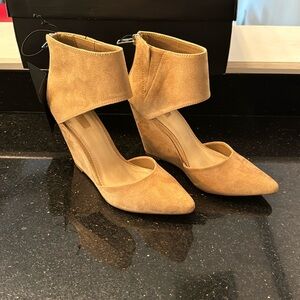 NWT Forever 21 wedge tan shoes size 6.5